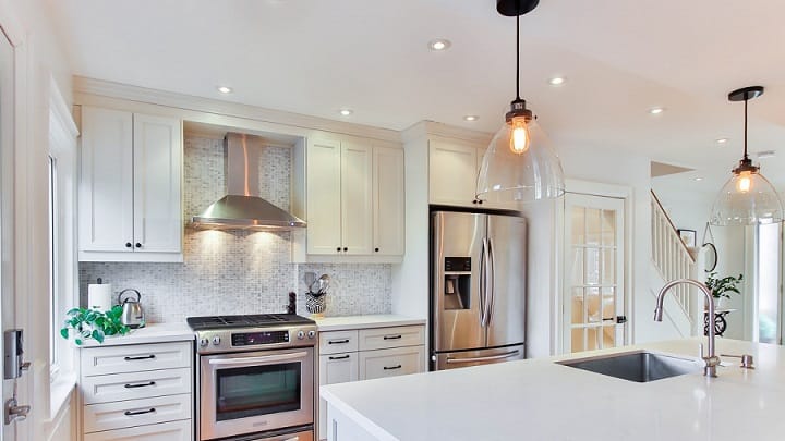 ventajas de las lámparas colgantes en cocinas con isla