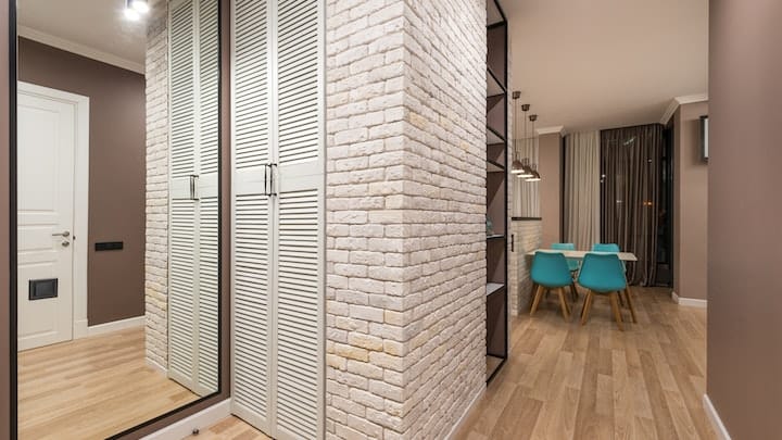 Cómo potenciar la luminosidad en recibidores y pasillos (sin complicarte el diseño)